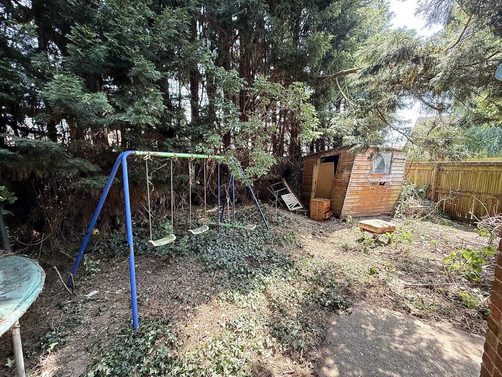 Lot: 99 - THREE-BEDROOM END-TERRACE HOUSE IN NEED OF MODERNISATION - Garden shot to the rear